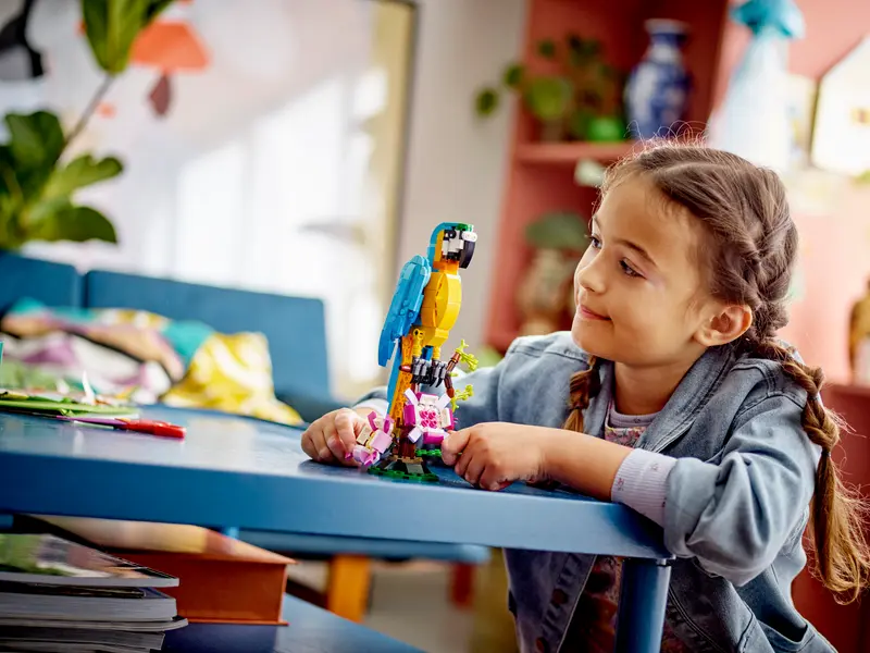 дівчинка грається в конструктор Лего