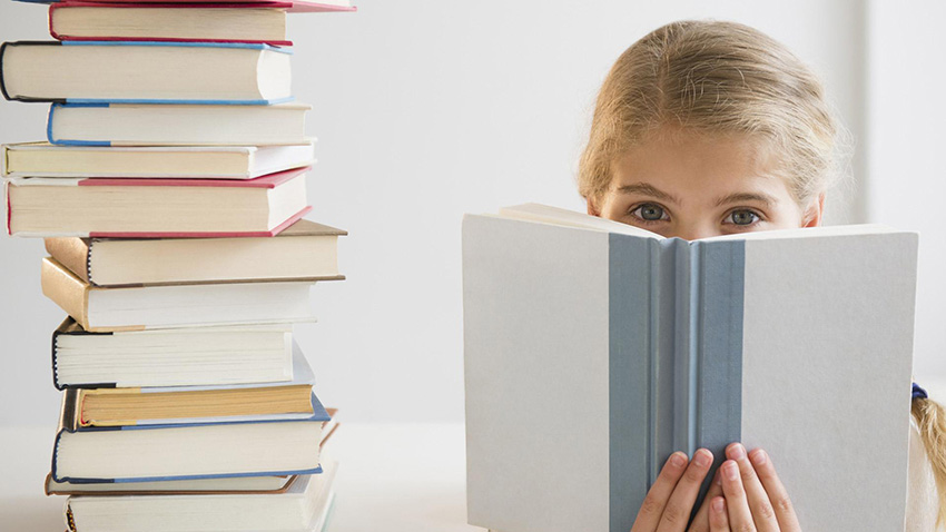 дівчинка з книгою