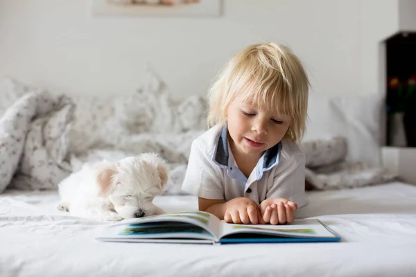 дитина читає