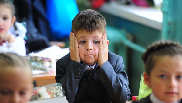 хлопчик сидить за партою