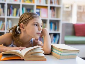 дівчинка і книжки