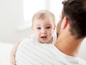 дитина на руках у батьках