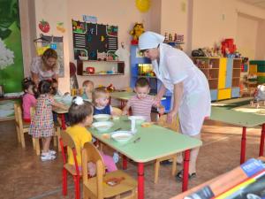 помічник вихователя 
